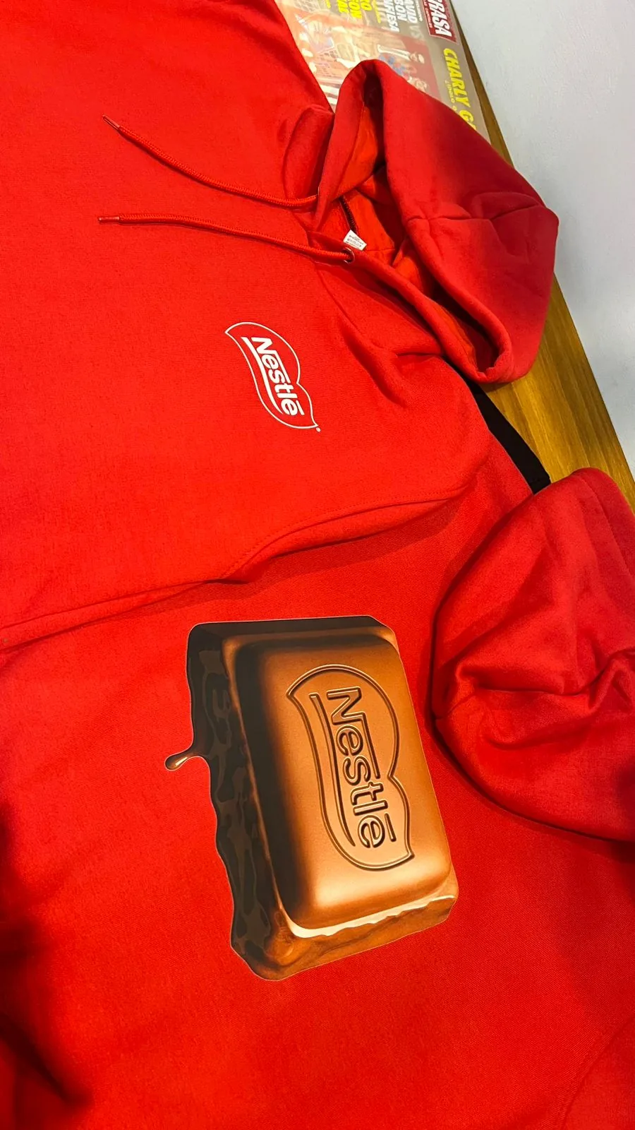 Pedido de buzos de Nestlé estampados por Paquete Impresiones
